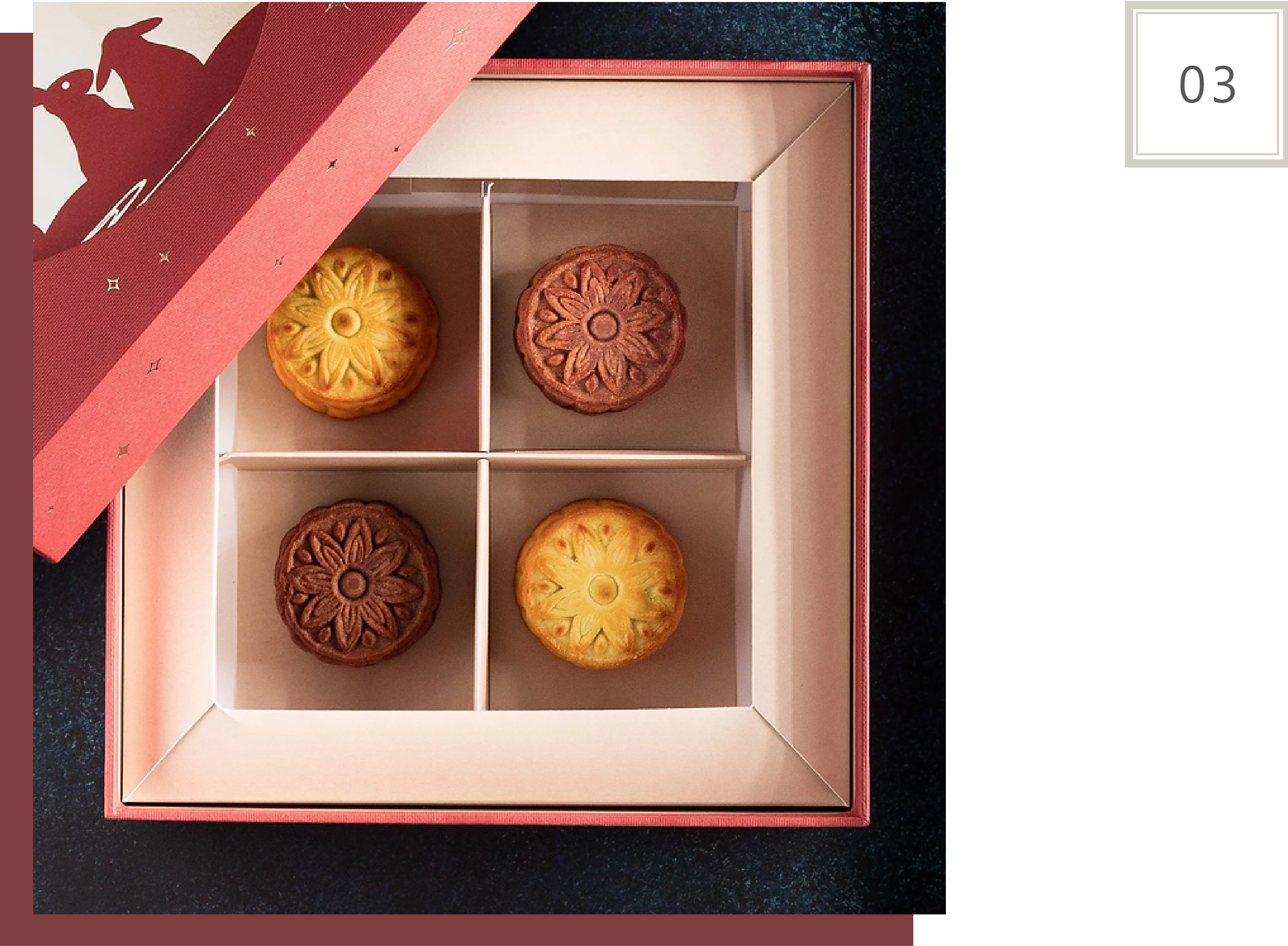 這是一個精美的月餅禮盒，禮盒打開展示了裡面四個精緻的月餅，每個月餅上都有不同的花卉圖案壓紋。禮盒的內襯為玫瑰金色，而盒蓋的外側是深紅色。