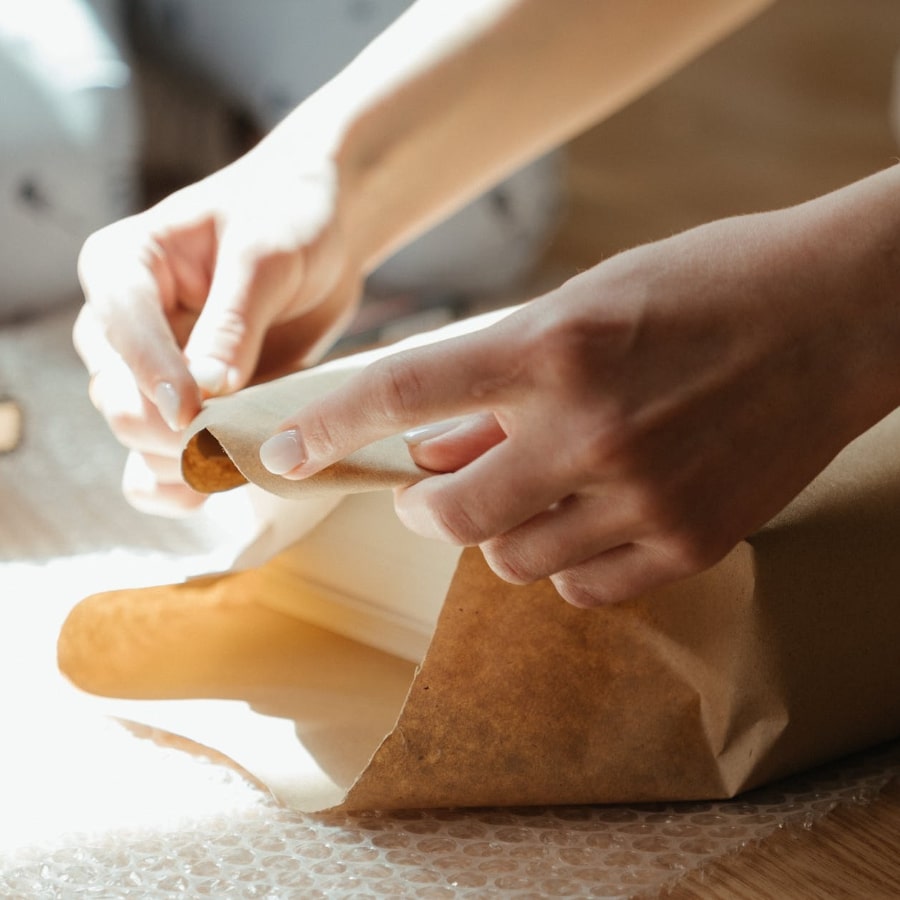 正把產品放進紙袋內。