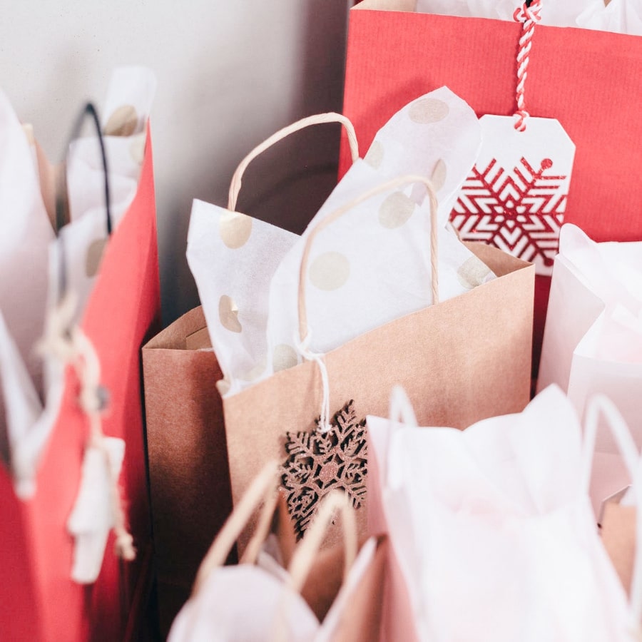 一堆並排放著的袋子。