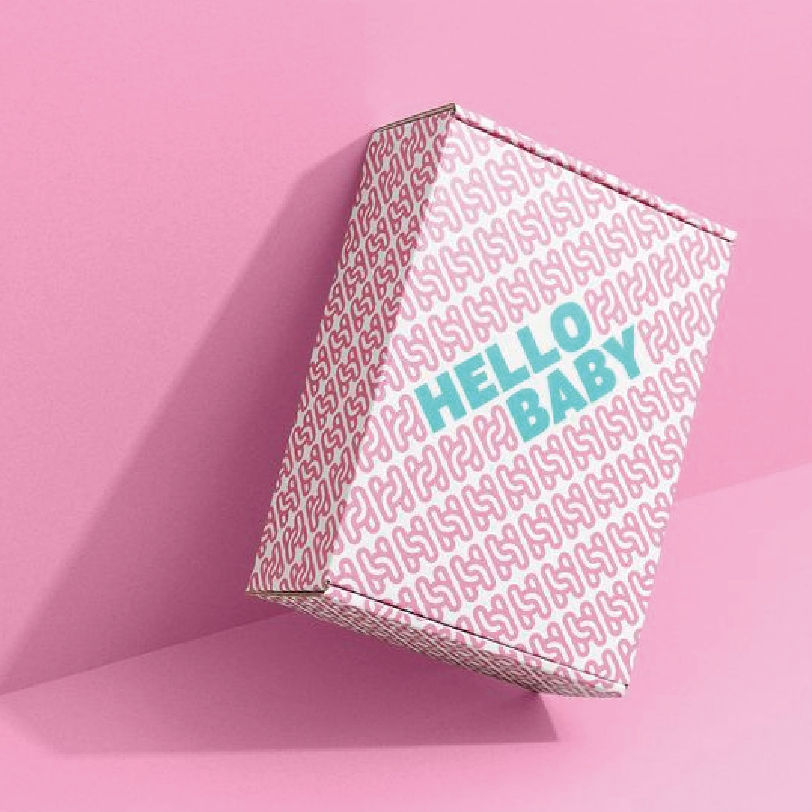 在粉紅色的背景下，擺放了一個印滿粉紅色圖像的白底郵寄盒，更有粉藍色的"Hello Baby"的字眼在盒面上。