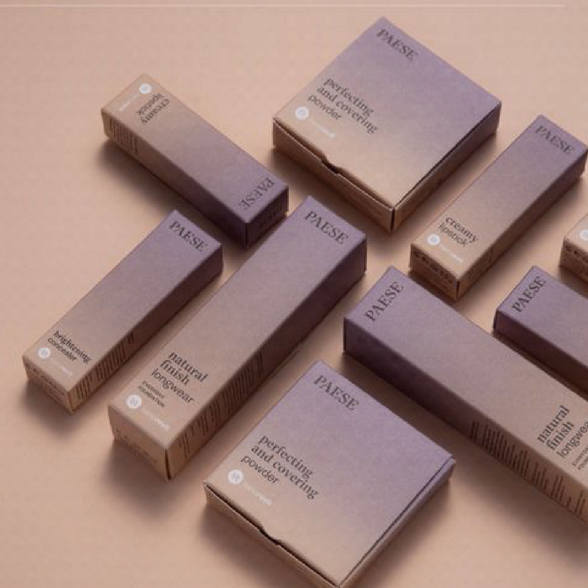 在粉色的背景下，擺放了9個同類型但不同尺寸的紫色自動扣底摺盒。