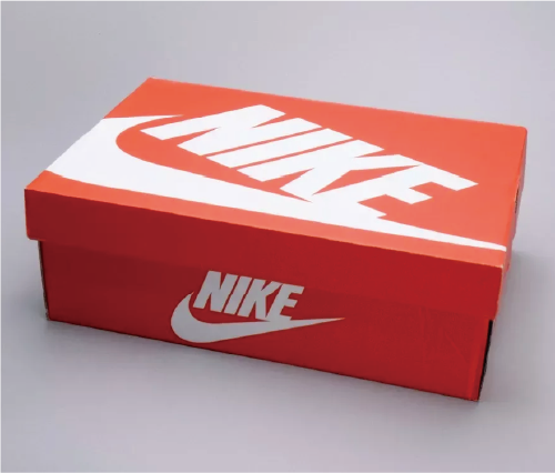 在灰色的背景下，擺放了一個橙色的耐克鞋盒。
