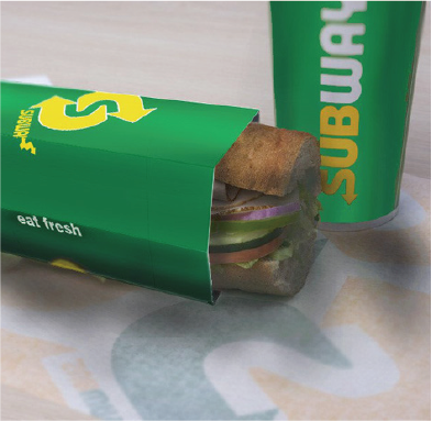 在Subway包裝紙的背景下，紙上放有一個包裝好的潛艇堡，後方則有一杯印有Subway品牌的飲料。