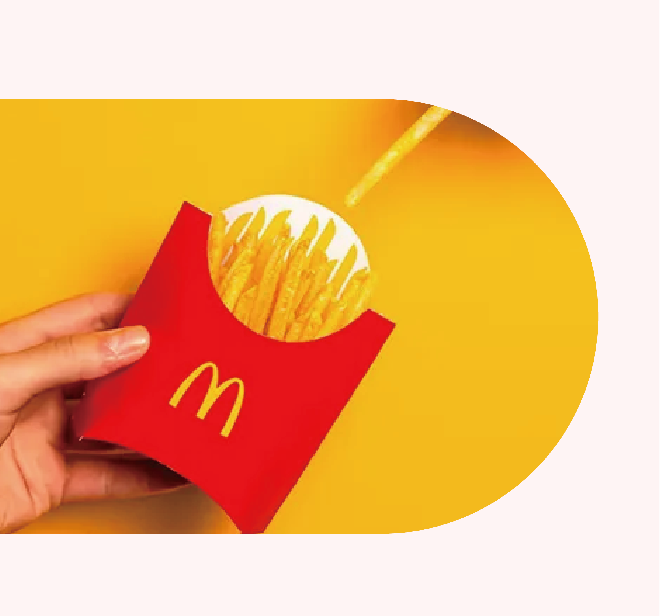 在黃色背景下，有一包麥當勞薯條