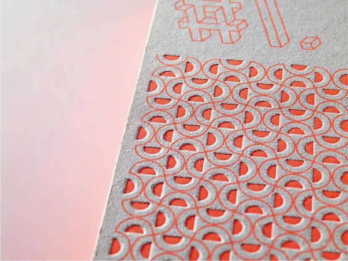 一張以灰色和紅為主的紙，上面佈滿對稱的設計圖案。