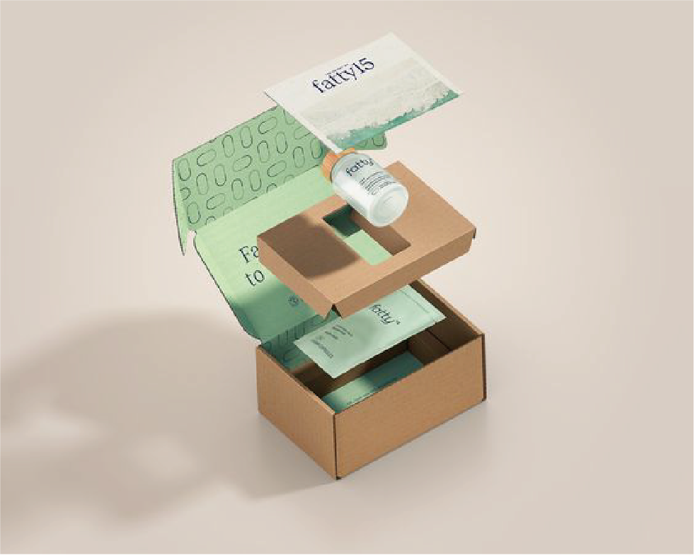 在米白色的背景下，擺放了一個長方形的郵寄盒，盒內物件則以立體裝配圖。