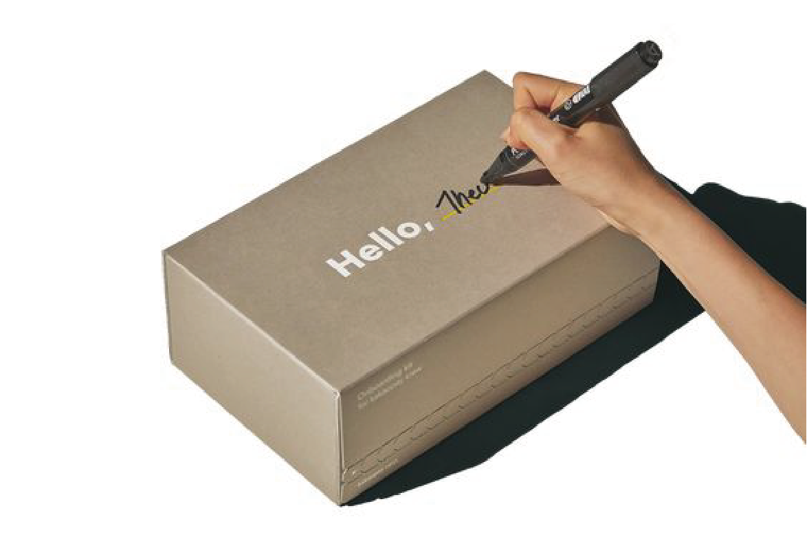 一位人士正在用右手在灰色盒子上填寫收件者的名字。