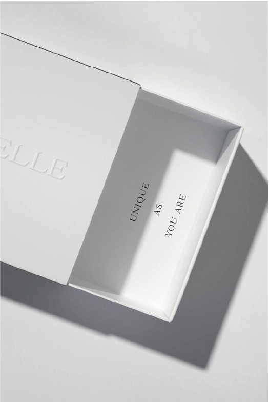 在灰色的背景下，擺放了一個打開的灰色的抽屜硬盒，盒內寫有"Unique as you are" 的字眼。