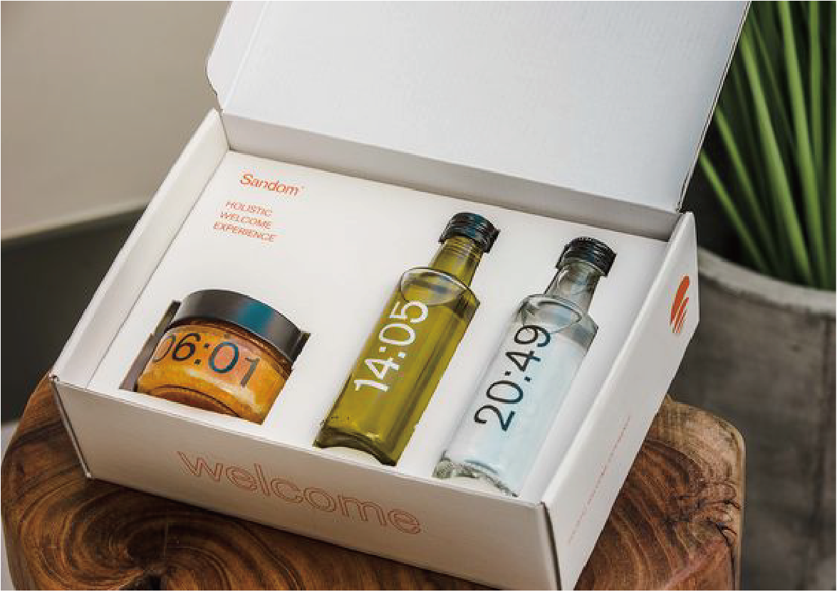 一個打開的白色郵寄盒，盒內裝有2枝液體和一罐乳液。