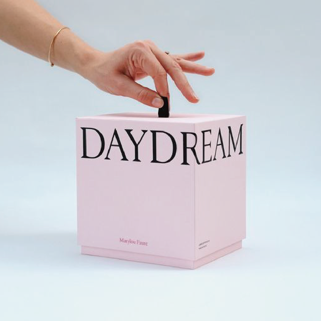  一個粉紅色盒子，上面印有"DAYDREAM"的黑色字樣