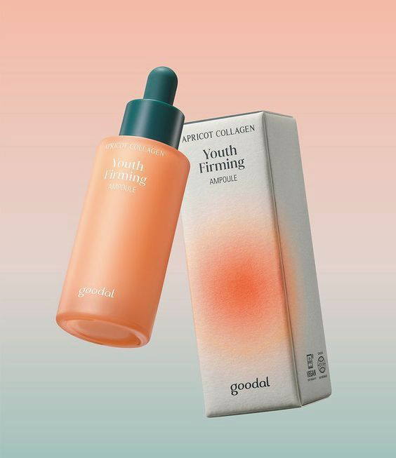 在上而下是桃色漸是湖水綠色的背景底下，中間擺放了一支深綠色蓋桃色樽身的護膚產品和以白色的為主，中間有個一桃色的擴散式圓點設計的包裝盒