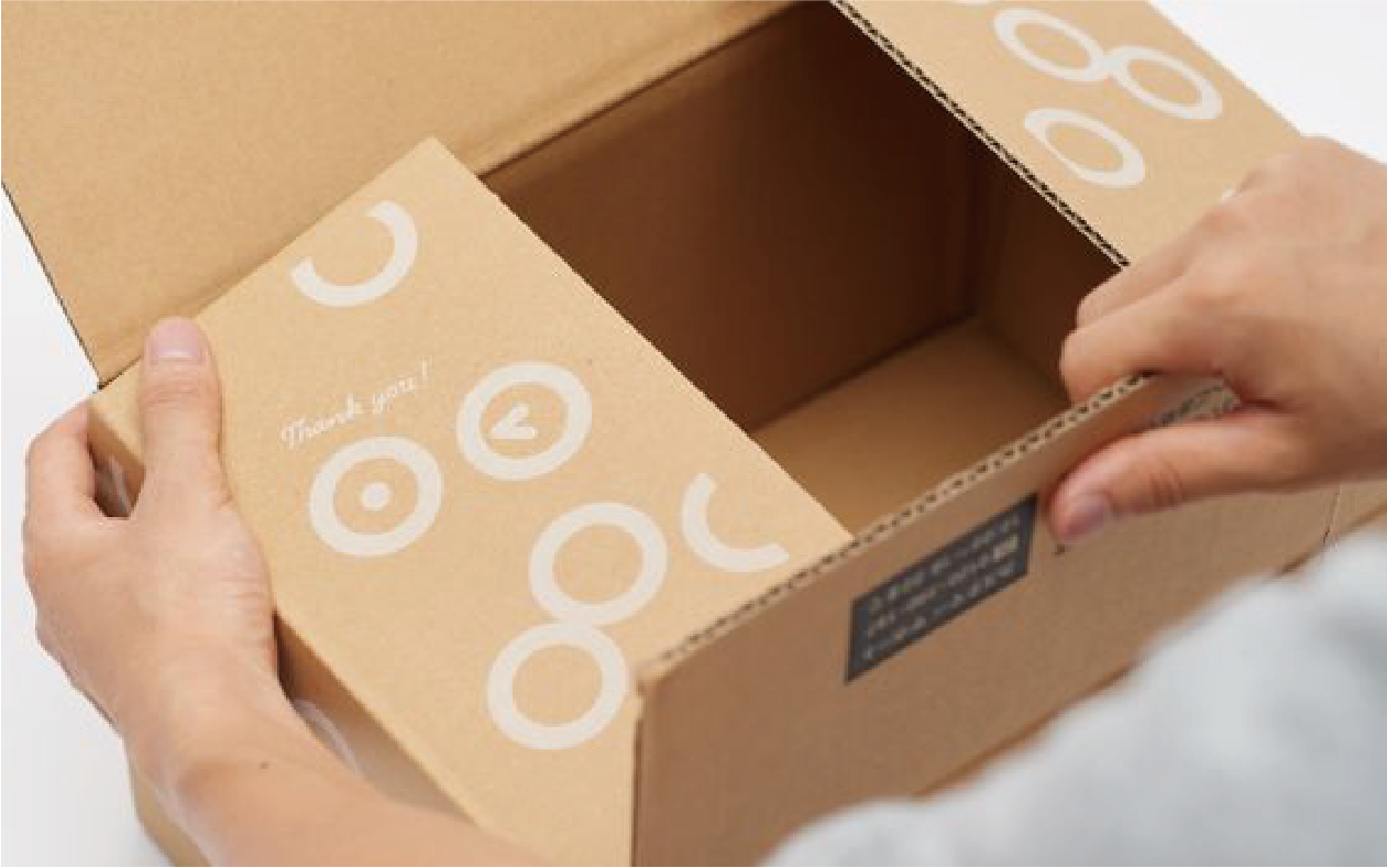 在白色的背景下，一位人士正打開牛皮紙箱，而紙箱內並沒有任何東西。