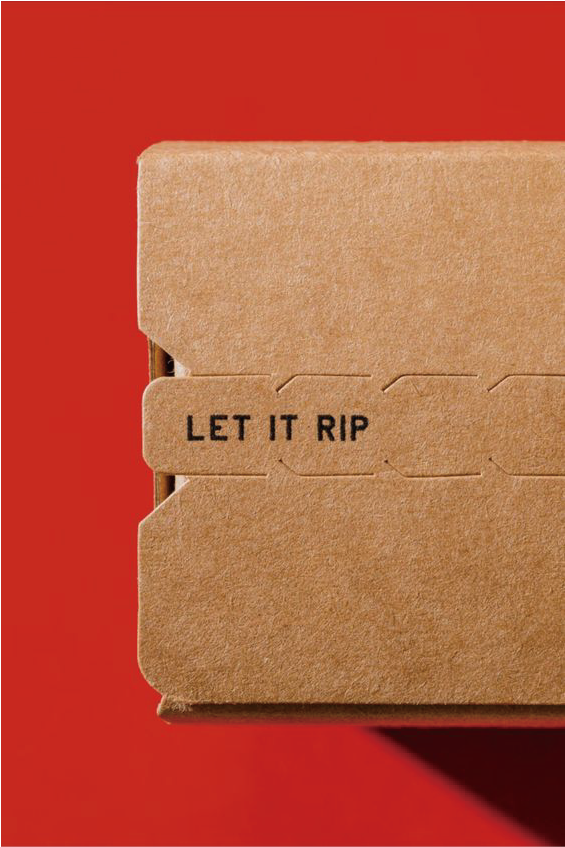 在紅色的背景下，以近鏡形式放大牛皮紙箱的開口，開口則印有"Let it rip"的字眼。