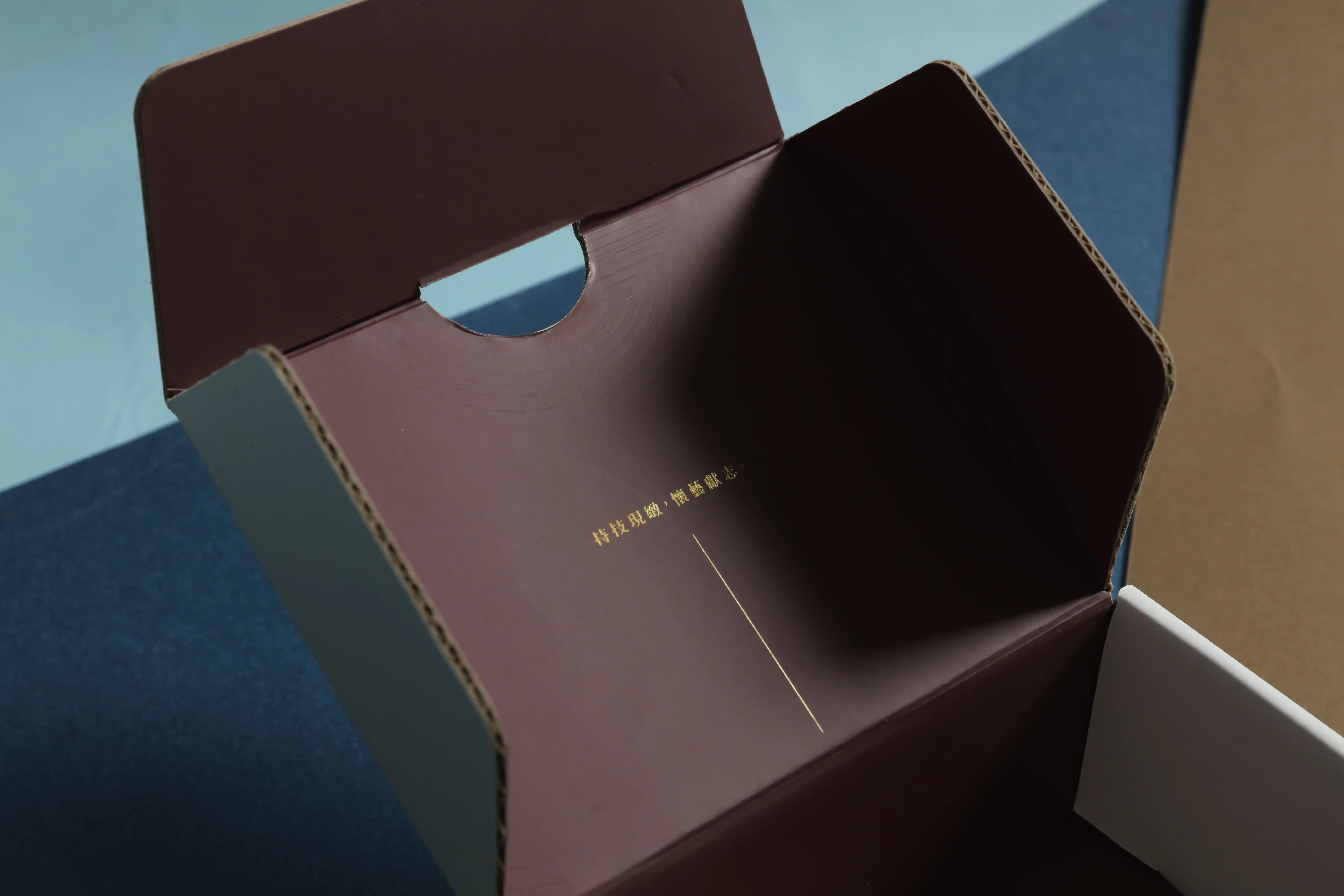 彩色郵寄盒設計及內部包裝風格