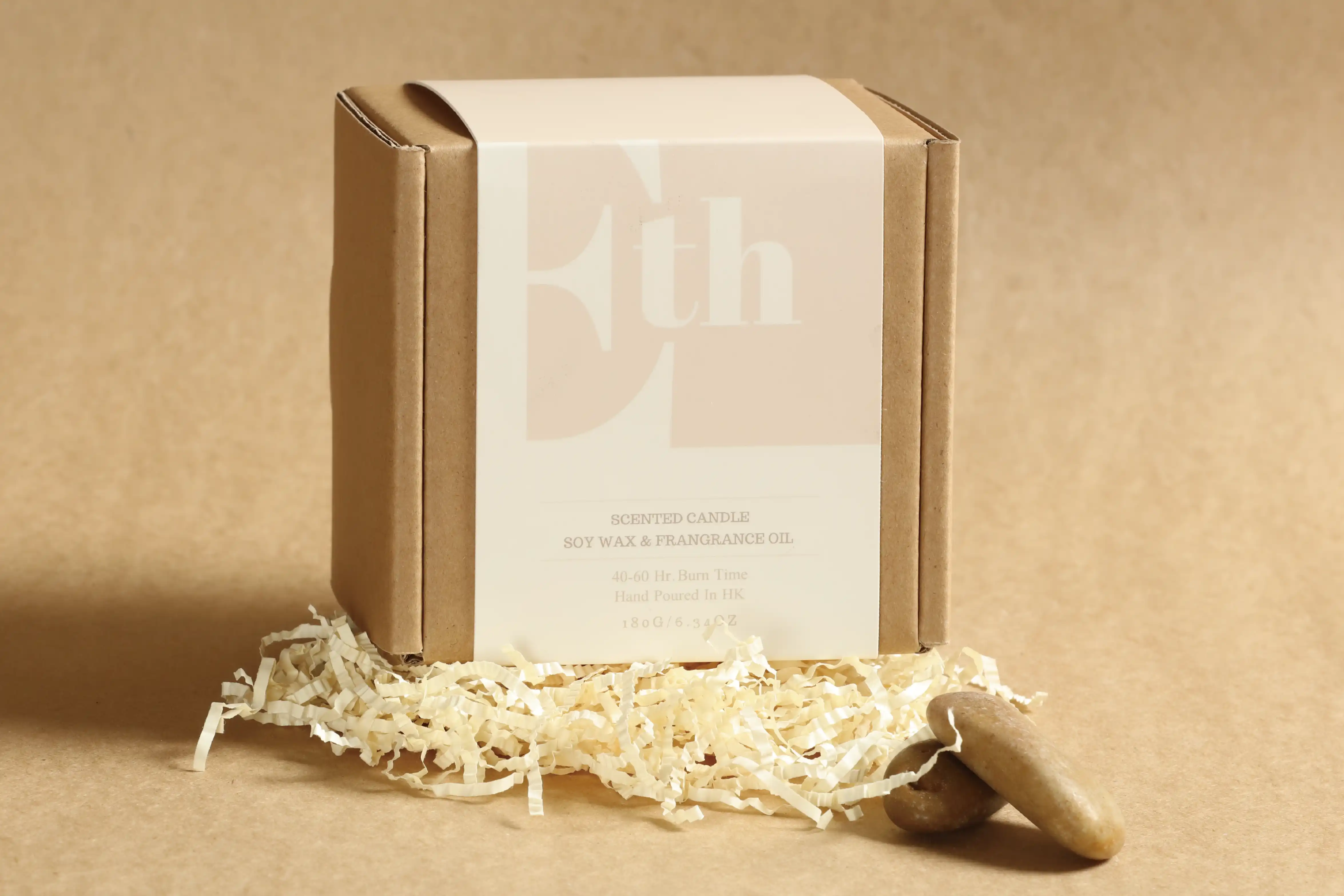 彩色郵寄盒在牛皮紙的背景下