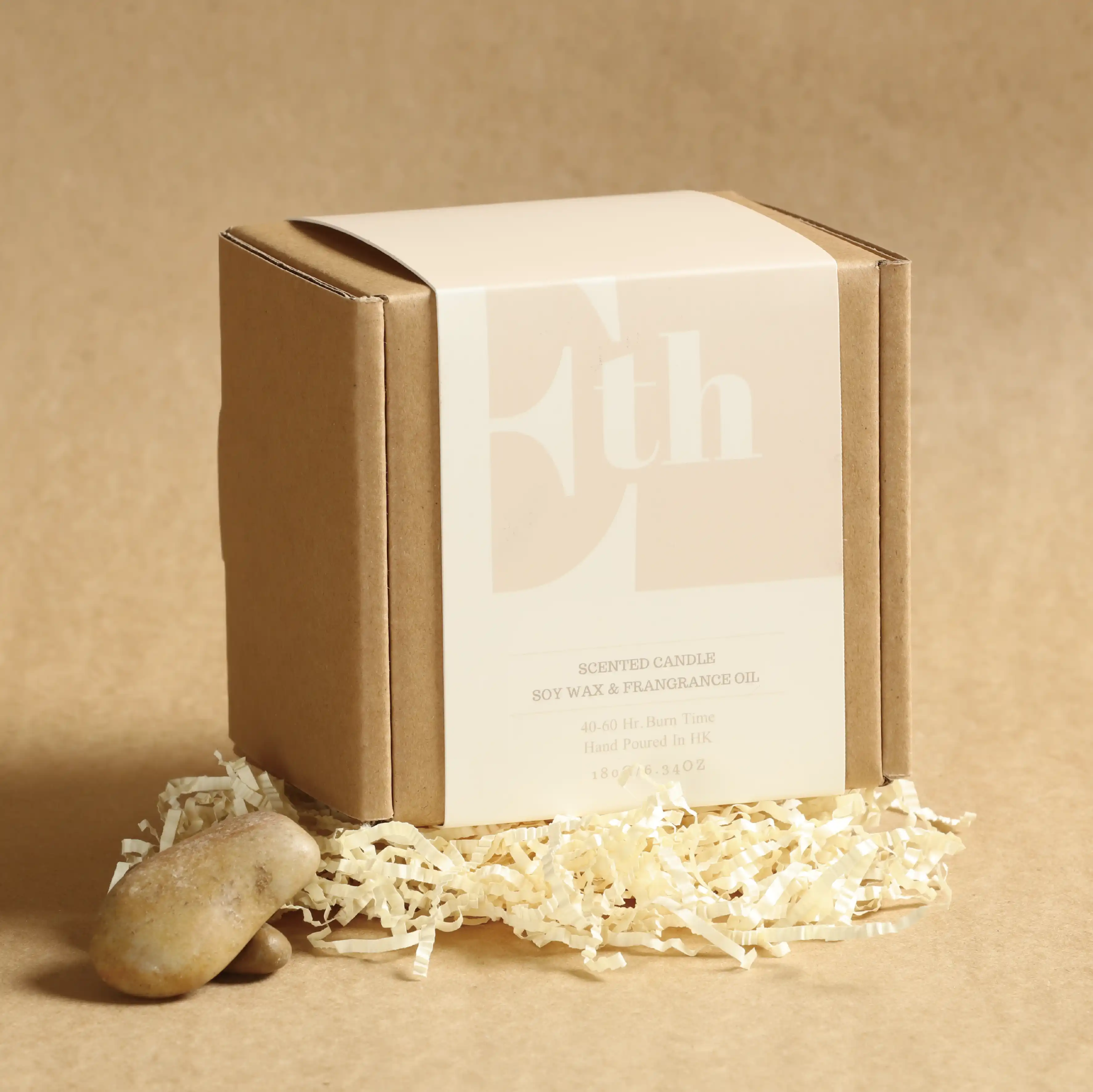 彩色郵寄盒在牛皮紙的背景下