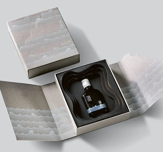 The premium wave-textured cosmetic box, with its delicately presented black bottle, creates a professional and luxurious image of the brand.