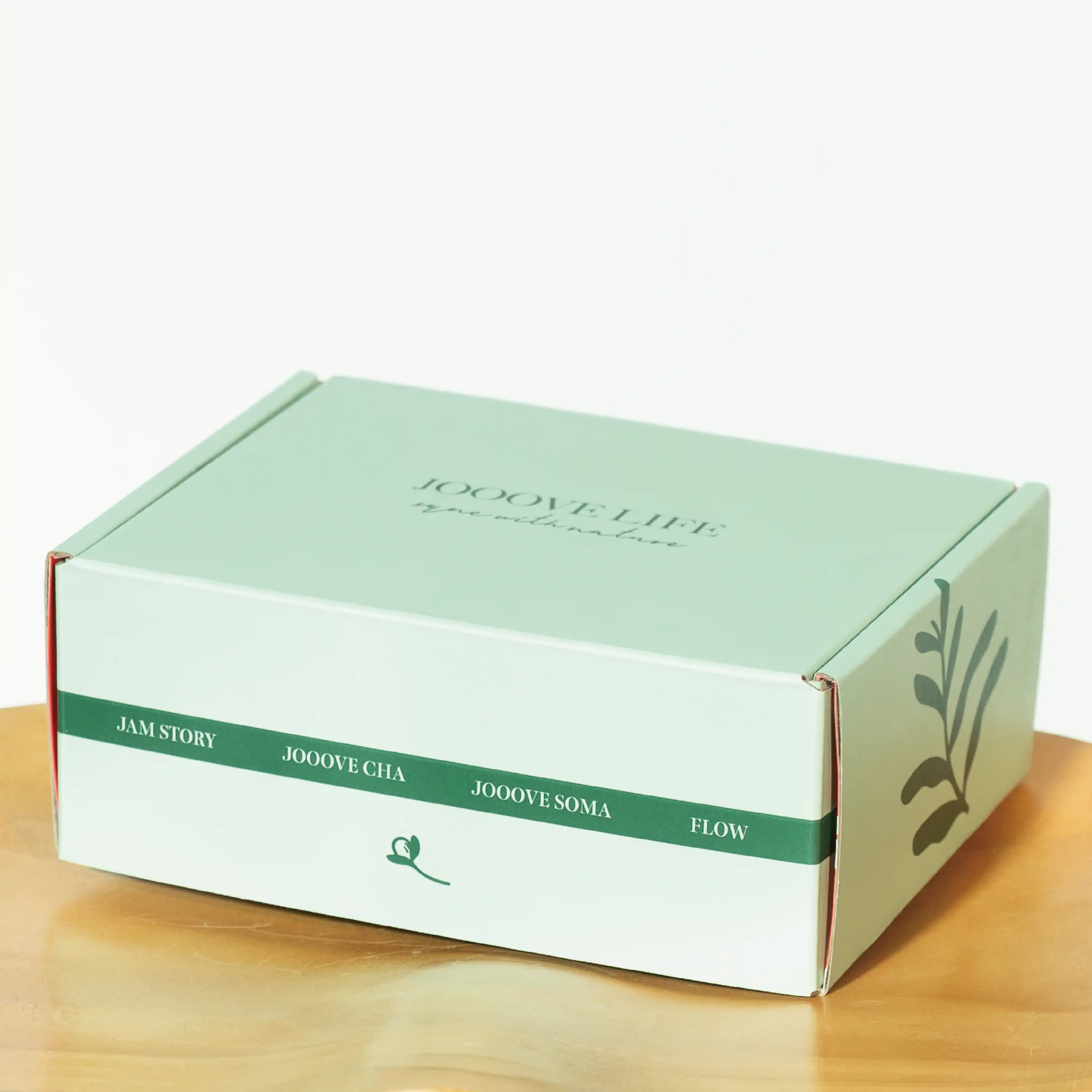 彩色郵寄盒在一個木色的桌子上