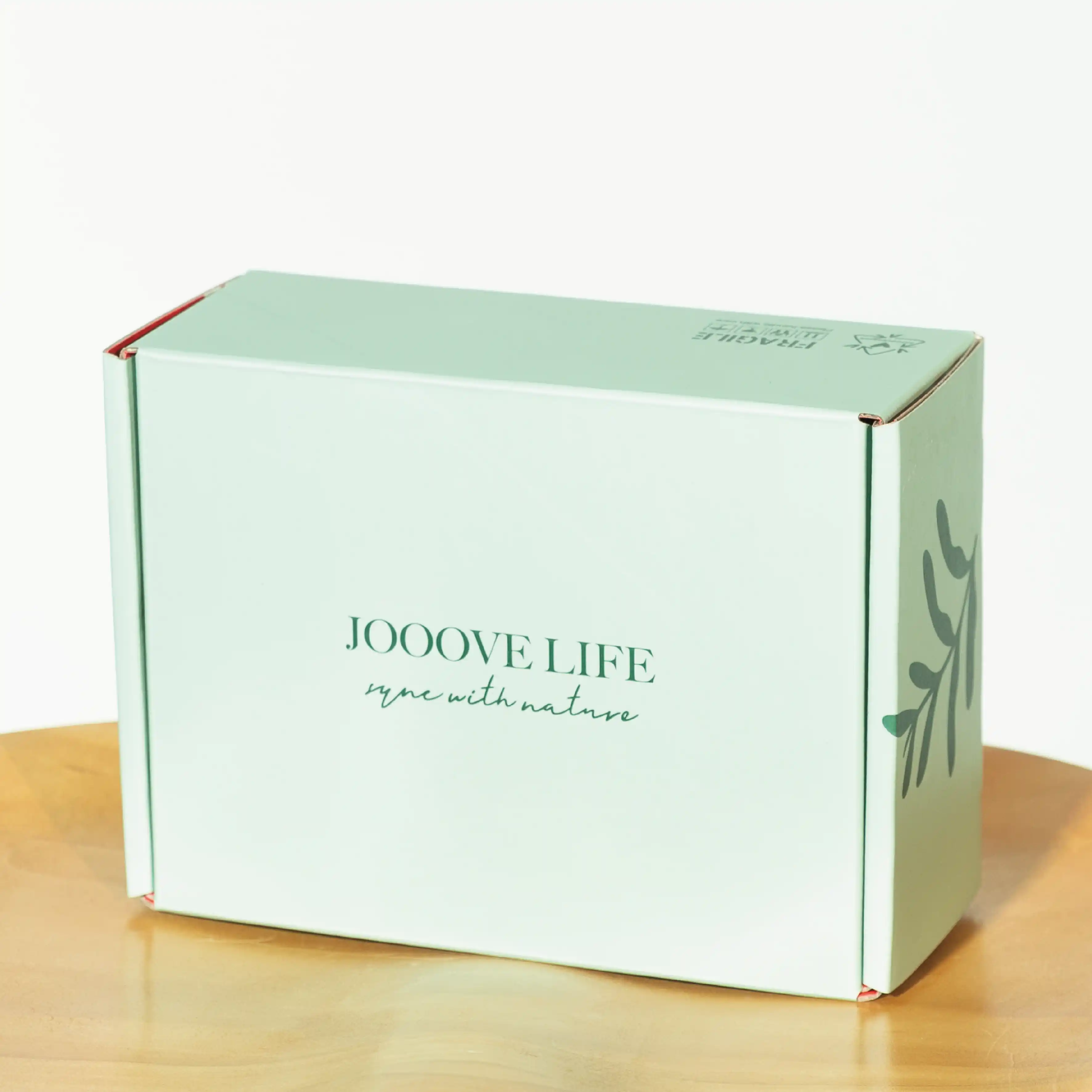 彩色郵寄盒在一個木色的桌子上