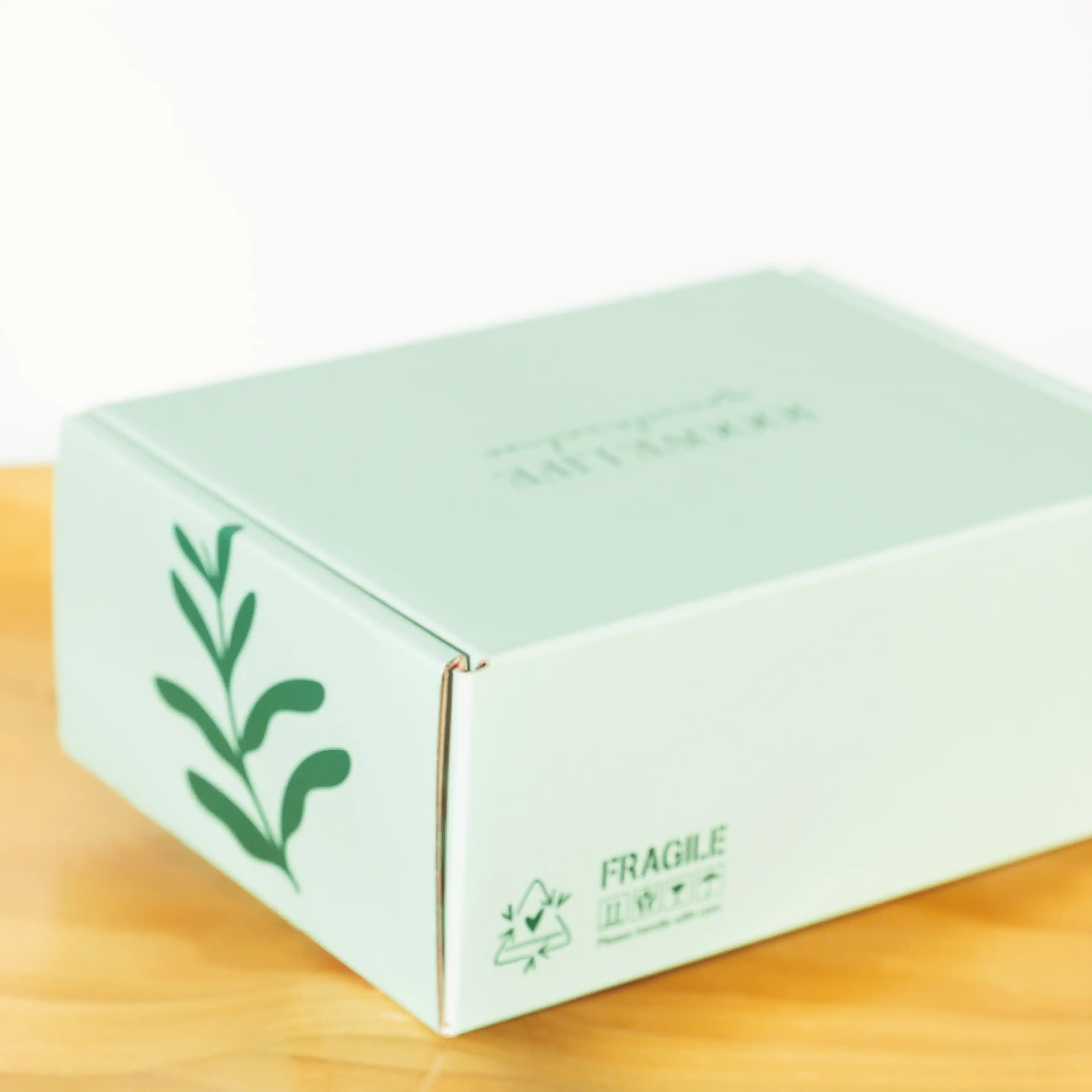 彩色郵寄盒在一個木色的桌子上