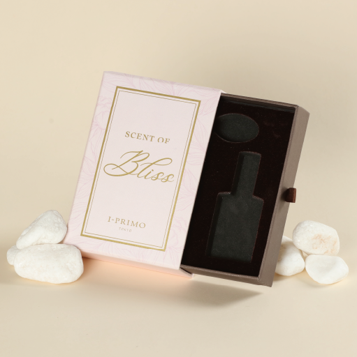 抽屜硬盒採用了啞面白咭紙的例子