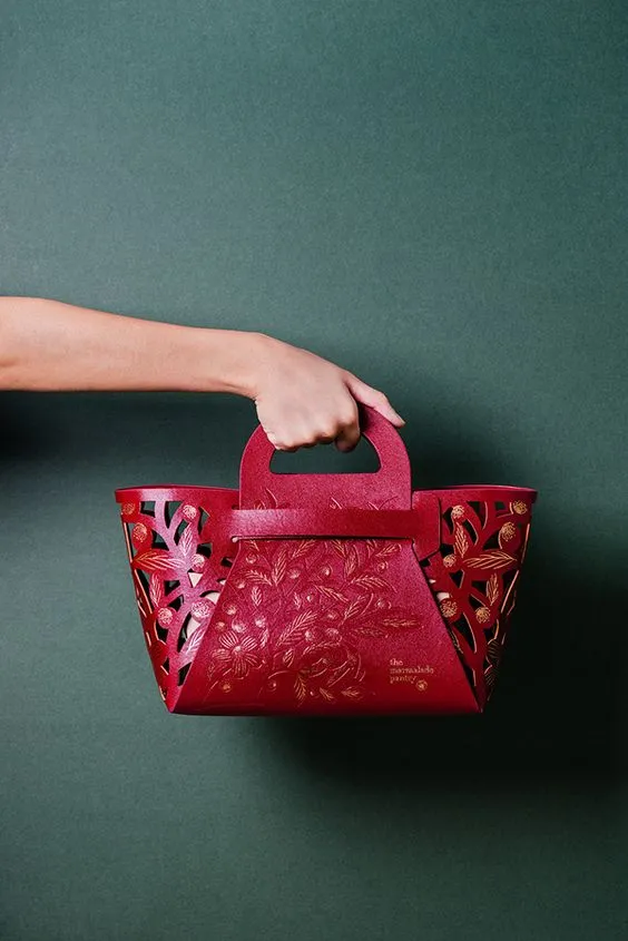 一隻手提紅色袋