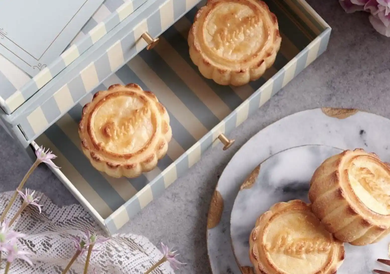 盒子內部及月餅