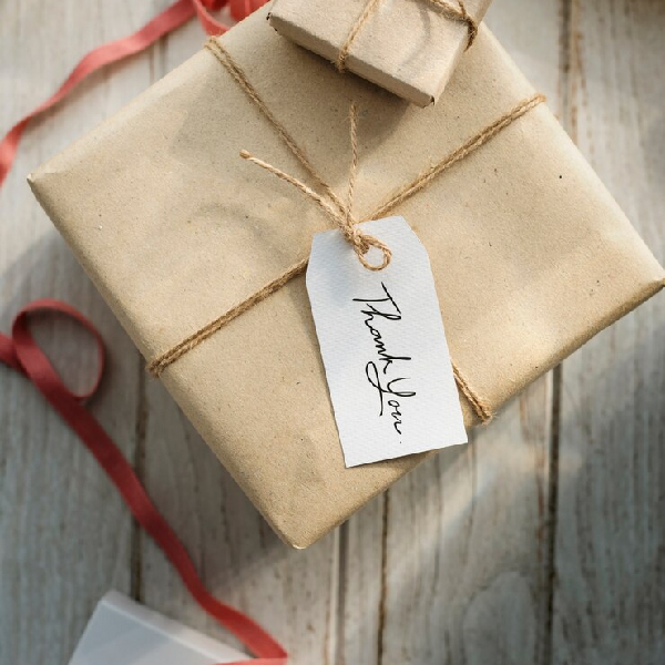 Kraft paper wrapped with matching card or paper sheet, gift wrapped, eco-friendly gift box.
